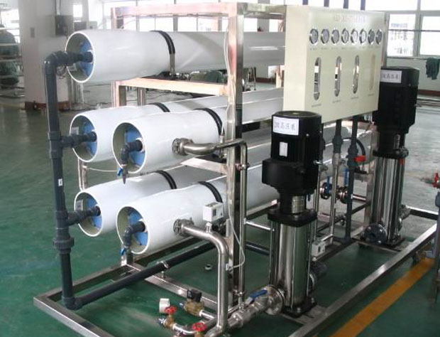 Equipment for water production in the cosmetics and fine chemical industries