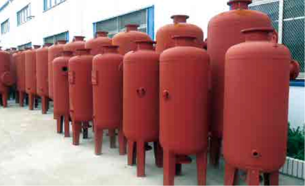 Diaphragm type pneumatic tank